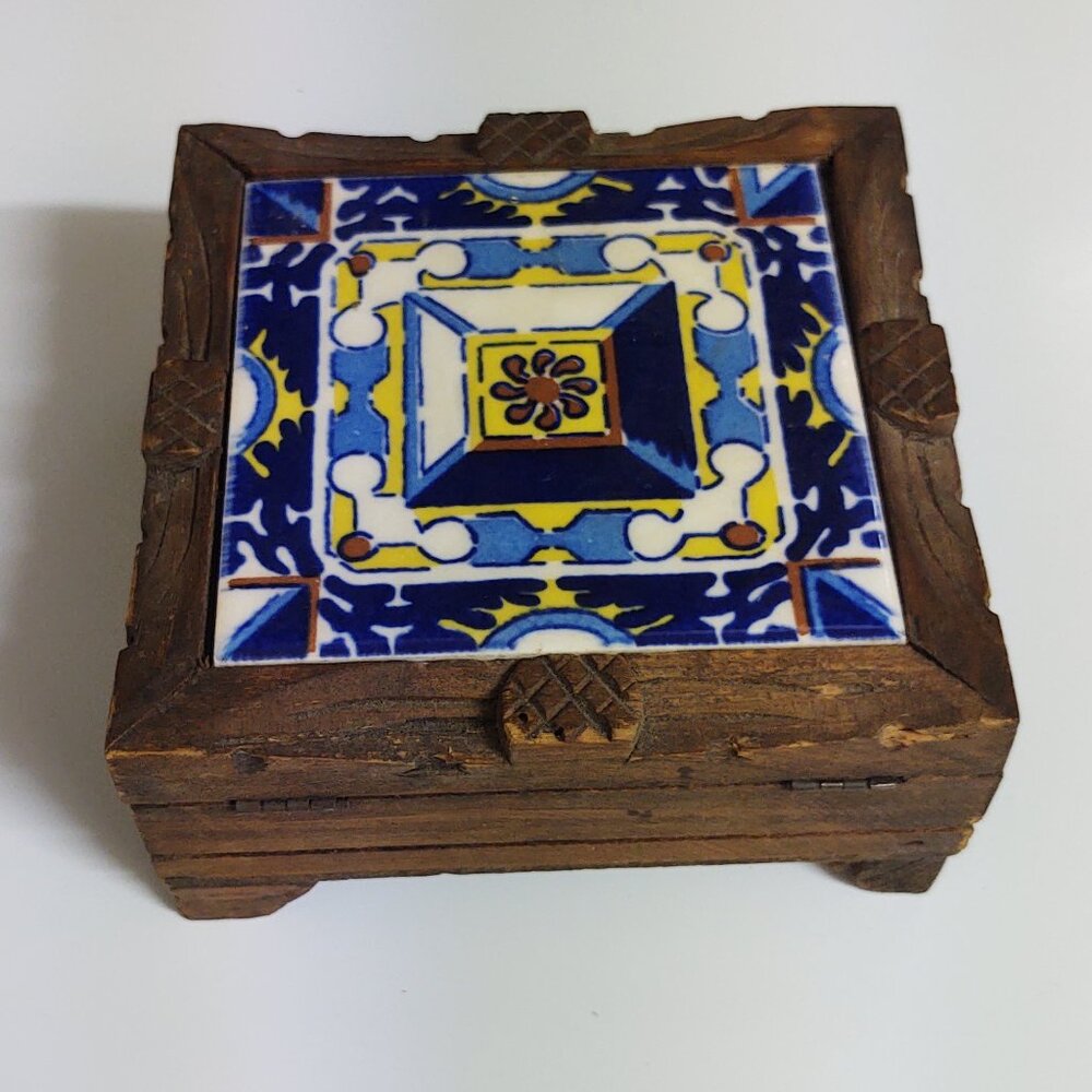TRINKET JEWELY CARVED WOOD BOX, COLORFUL TILE TOP MEXICO FLORAL BLUE YELLOW